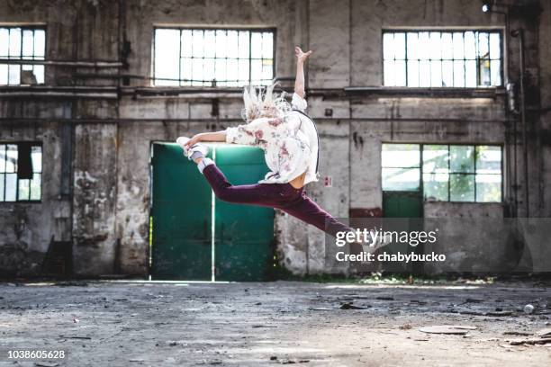 she is amazing break-dancer - break dance city stock pictures, royalty-free photos & images