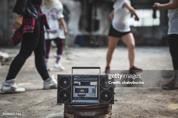 old boombox - nas rapper imagens e fotografias de stock