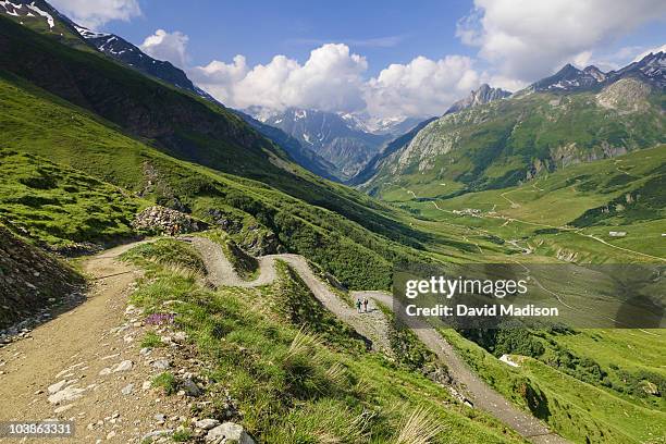 hikers on trail above la ville des glaciers - zickzack stock-fotos und bilder