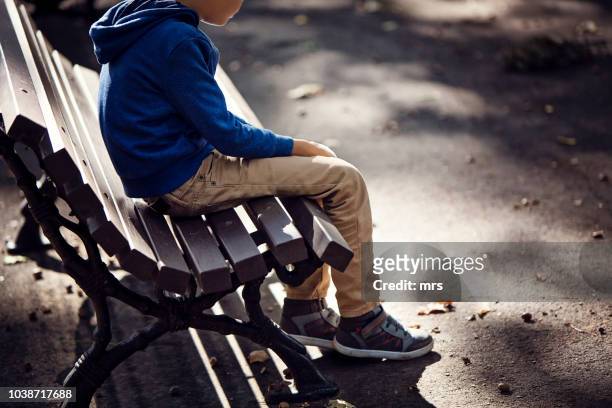 sad boy - child alone stockfoto's en -beelden