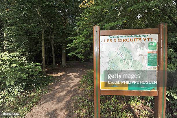 Photo prise le 07 Septembre 2010 à Attiches d'un panneau d'information à l'entrée de la forêt domaniale de Phalempin, où le corps de la joggeuse...