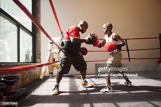 son boxing with father - boxning sport photos et images de collection