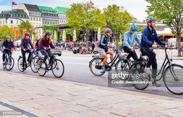een groep van fietsers rijden in de stad hamburg - hamburg germany stockfoto's en -beelden