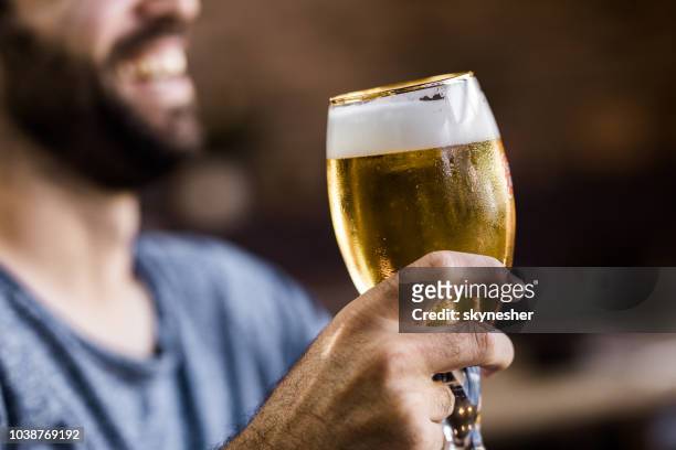 nahaufnahme von unkenntlich mann kaltes craft bier zu trinken. - beer close up stock-fotos und bilder