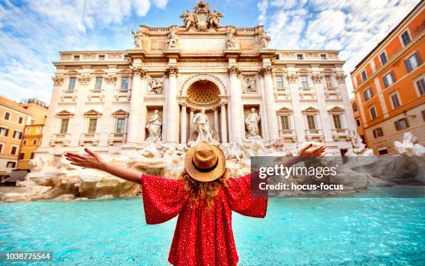 トレビの泉ローマで育った若い女性の腕 - rome - italy ストックフォトと画像