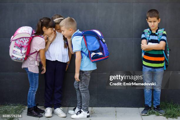 menino infeliz sendo especulou sobre por amigos de escola - bullying escolar - fotografias e filmes do acervo