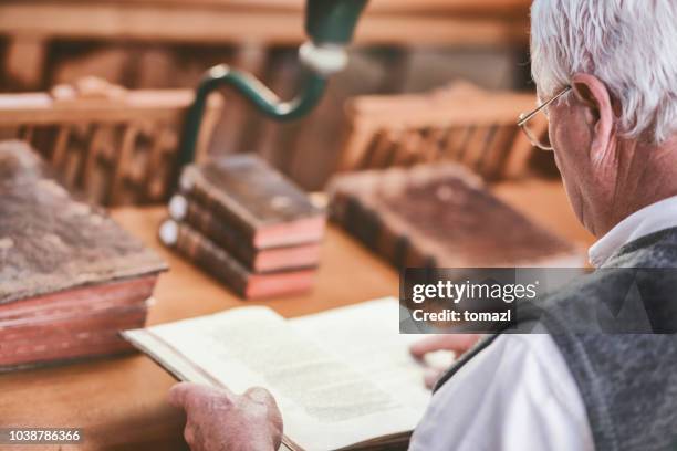 senior woman in bibliothek studieren antiquarische bücher - library old books stock-fotos und bilder