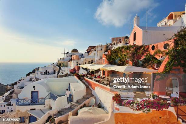 town and restaurant at sunset - santorin stock pictures, royalty-free photos & images