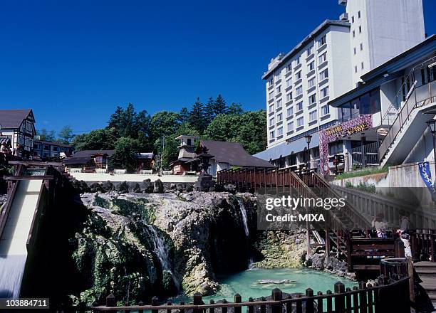 yubatake of kusatsu onsen, kusatsu, agatsuma, gunma, japan - kusatsu stockfoto's en -beelden