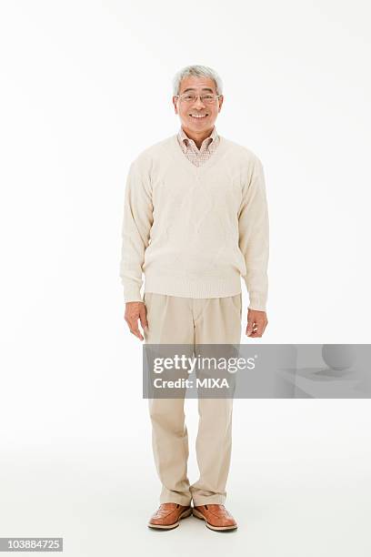 portrait of senior man - un solo hombre mayor camisa fotografías e imágenes de stock