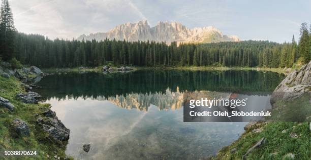 panorámica mirador del lago di carezza en dolomitas - lago de carezza fotografías e imágenes de stock