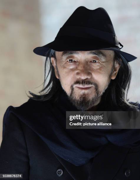 99 Yohji Yamamoto Fashion Show Cutting Age Stock Photos, High-Res