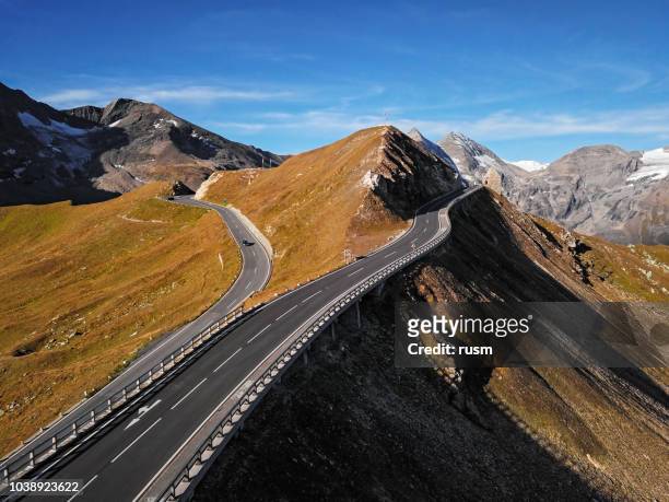 vista aérea de fuscher torl pasar escénica carretera panorámica alpina grossglockner, austria - grossglockner fotografías e imágenes de stock