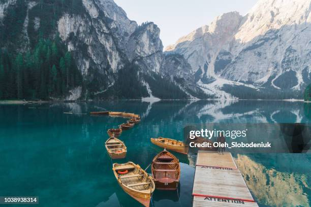 frau, die in der nähe des sees lago di pragser dolomiten - boat top view stock-fotos und bilder