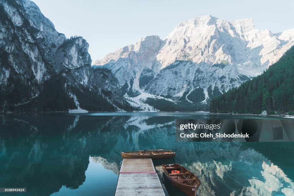 Malerische Aussicht auf den Lago di Braies in Dolomiten