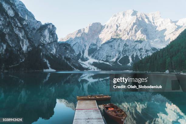 vue panoramique du lago di braies dans les dolomites - paysage panoramique photos et images de collection