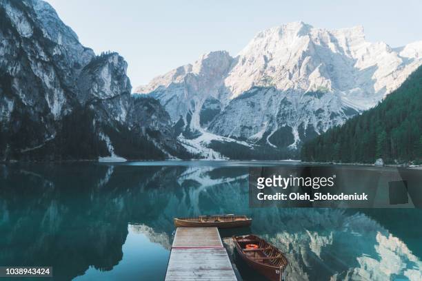vista panoramica sul lago di braies nelle dolomiti - montagna foto e immagini stock