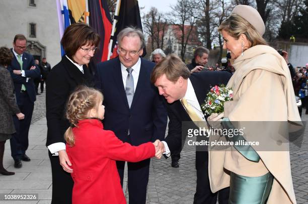 König Willem-Alexander und Königin Maxima der Niederlande werden am in Wittenberg vor der Schloßlirche von Blumenkind Magdalena, Sachsen-Anhalts...