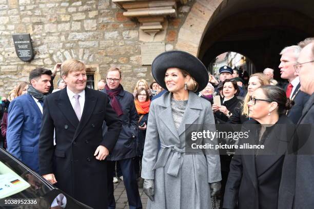 Königin Maxima und König Willem-Alexander der Niederlande stehen am in der Altstadt von Erfurt mit Thüringens Ministerpräsident Bodo Ramelow und...