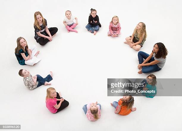 gruppo di bambini di sedersi in cerchio. - bambini seduti in cerchio foto e immagini stock
