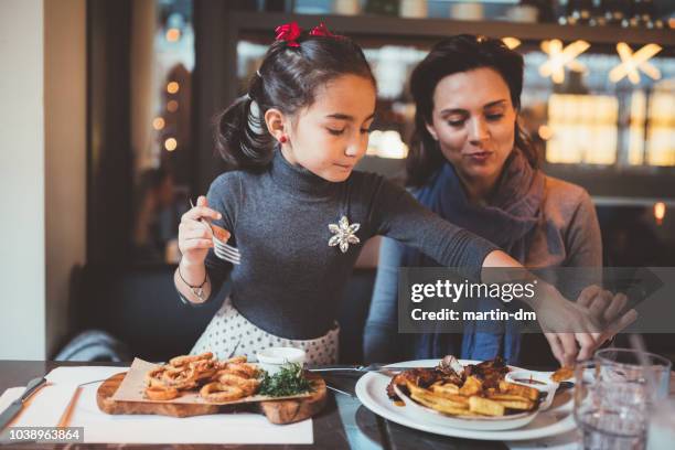 hungriga tjejer restaurang - mother daughter brunch bildbanksfoton och bilder