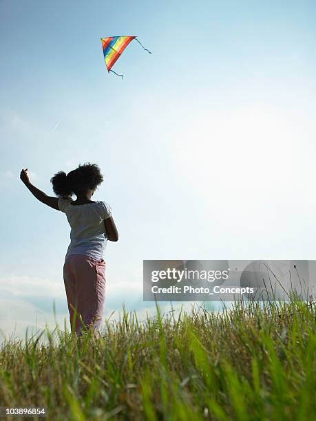 petite fille afro-américaine de voler un cerf-volant - kite flying photos et images de collection