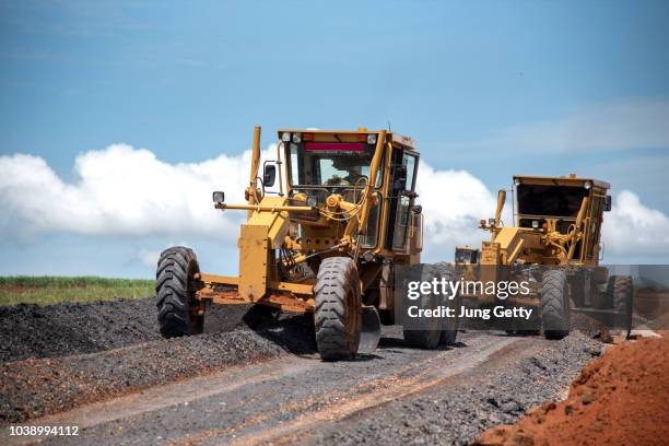 motor grader civil construction improvement base road work - civil engineering fotografías e imágenes de stock