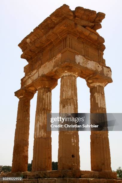 temple of castor and pollux, agrigento, sicily, italy - pollux castor building stock pictures, royalty-free photos & images
