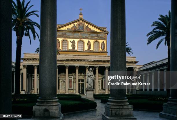 san paolo fuori le mura, basilica of st. paul outside the walls, rome, latium, italy - basilica foto e immagini stock