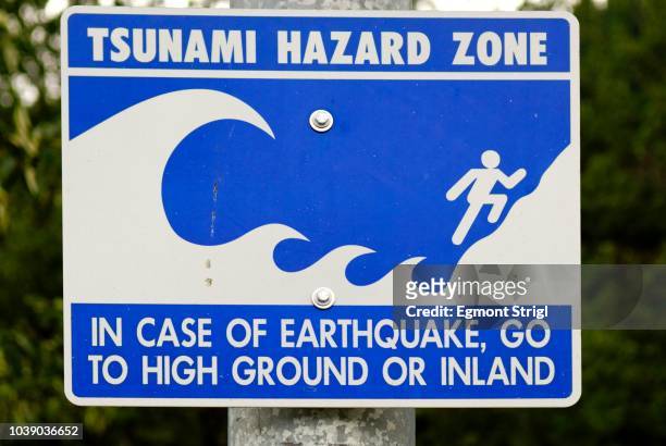 tsunami hazard zone, warning sign, western coast of alaska, usa - maremoto imagens e fotografias de stock