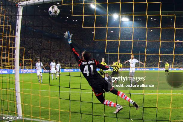 Madrid's goalkeeper Diego Lopez can n ot save the ball for the 3-1 during the UEFA Champions League semi final first leg soccer match between...