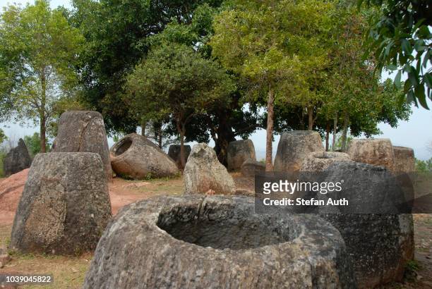 mysterious stone jugs, plain of jars site no. 2, hai hin phu salato, xieng khuang province, laos, southeast asia - laos stock-fotos und bilder