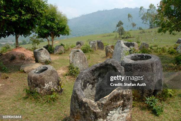 mysterious stone jugs, plain of jars site no. 3, hai hin lat khai, xieng khuang province, laos, southeast asia - laos stock-fotos und bilder