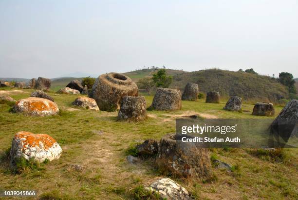 scattered mysterious stone jugs, plain of jars site no. 1, thong hai hin, xieng khuang province, laos, southeast asia - laos stock-fotos und bilder