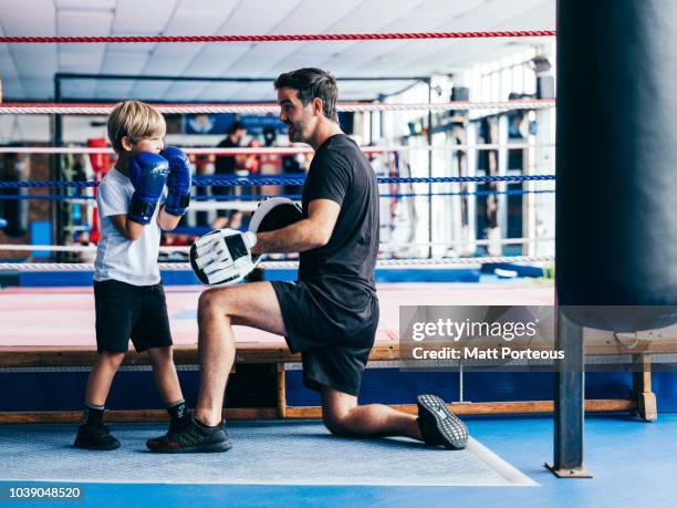 boxing mentor spars with kid - kids boxing stockfoto's en -beelden