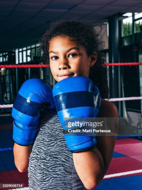 boxing kid gloves up - kids boxing stockfoto's en -beelden