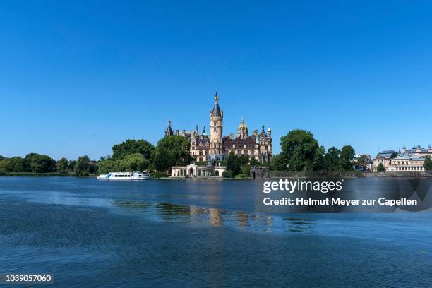 schwerin castle and on the right the museum seen from lake schwerin, schwerin, mecklenburg-western pomerania, germany - schwerin stock-fotos und bilder