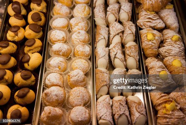 italian pastries - pasticceria foto e immagini stock