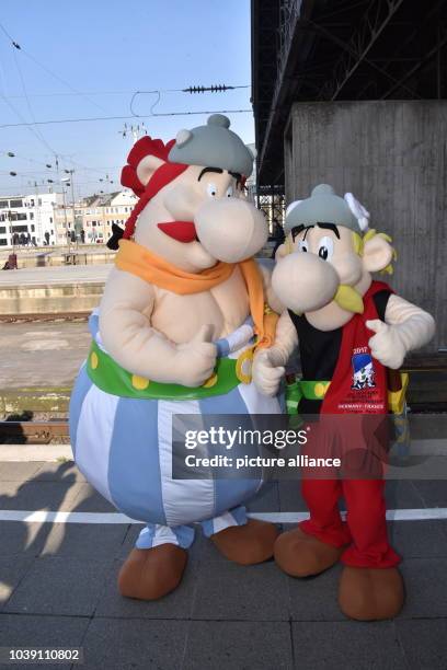 Maskottchen der Eishockey WM Asterix und Obelix posieren am in Köln bei der Presentation und Einfahrt des Thalys WM Zug in Kölner Hauptbahnhof zur...