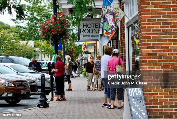 turistas que visitan lewes, delaware - delaware fotografías e imágenes de stock