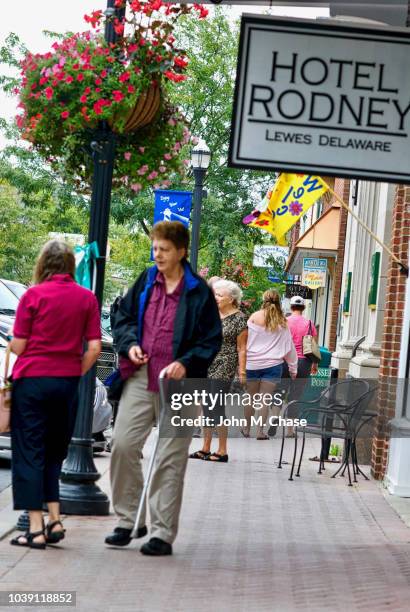 turistas que visitam lewes, delaware - lewes delaware - fotografias e filmes do acervo