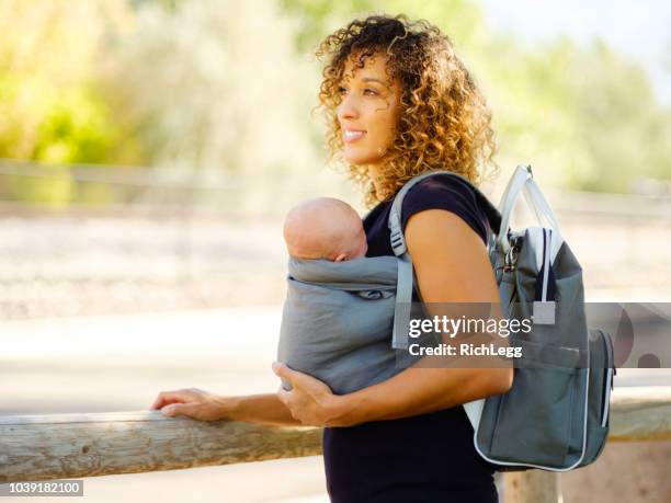 junge mutter im park - baby bag stock-fotos und bilder