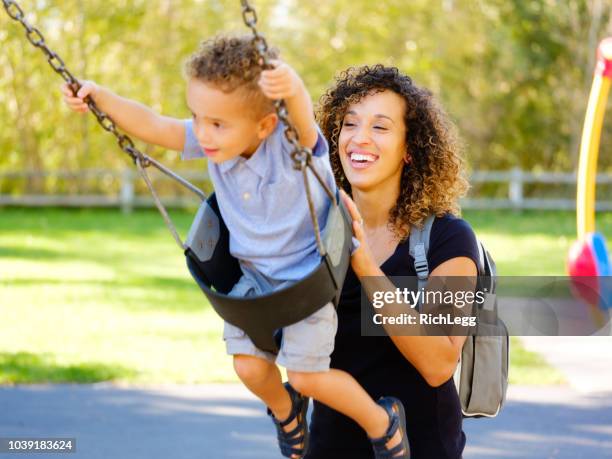 jonge moeder in het park - diaper bag stockfoto's en -beelden