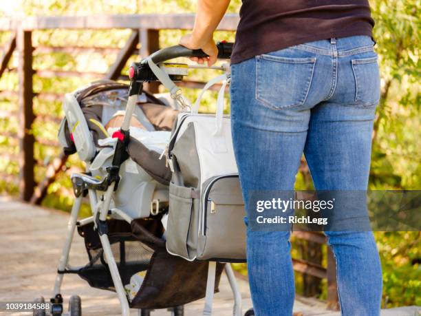 ung mamma i parken - baby pram in the park bildbanksfoton och bilder