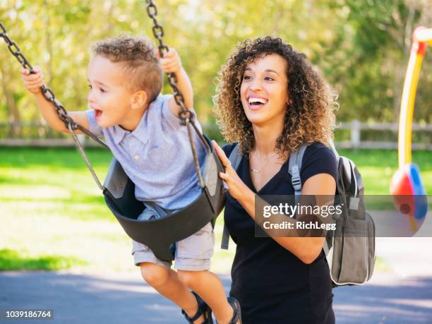 jovem mãe no parque - swing - fotografias e filmes do acervo