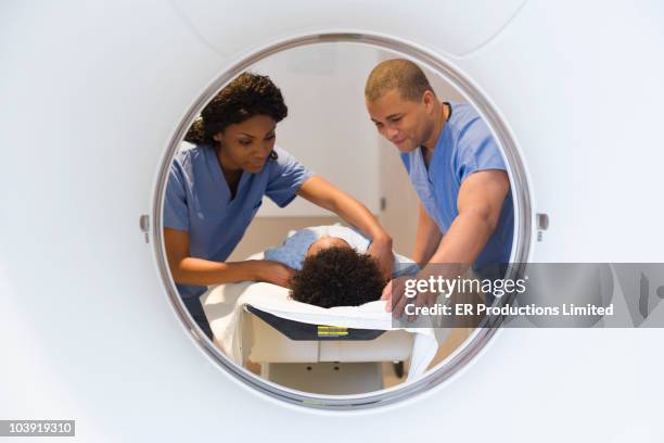 doctors preparing patient for mri - mri technician fotografías e imágenes de stock
