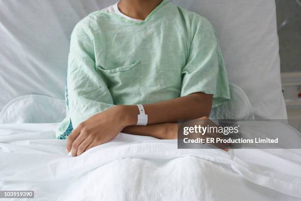 mixed race boy in hospital bed - bracelet d'identification photos et images de collection