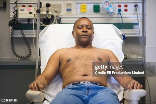 shirtless black man in hospital - stretcher photos et images de collection