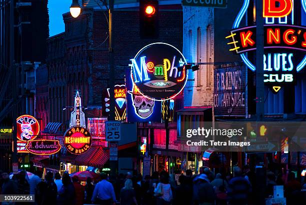 illuminated signs on beale street in memphis - v memphis foto e immagini stock