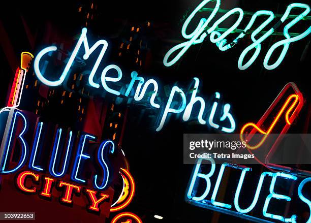 illuminated signs on beale street in memphis - blues in the night stock-fotos und bilder